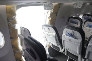 Un Boeing 737 MAX 9 d'Alaska Airlines avait perdu une porte-bouchon entre Portland et Ontario en janvier 2024, faisant quelques blessés légers (archives). KEYSTONE/EPA NTSB/NTSB HANDOUT
